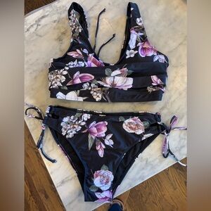 Boutique bikini. New without tags. So pretty! Size large. 💜✨👙